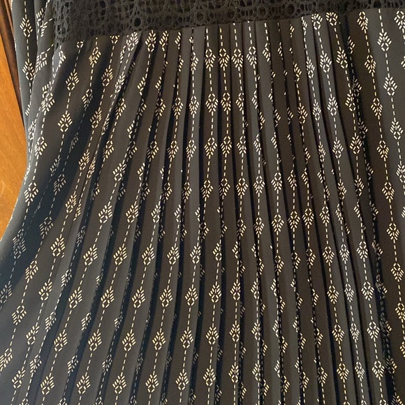 Stunning DR2 black crochet lace long sleeve dress with pleats down back 😍😍 - Picture 12 of 14